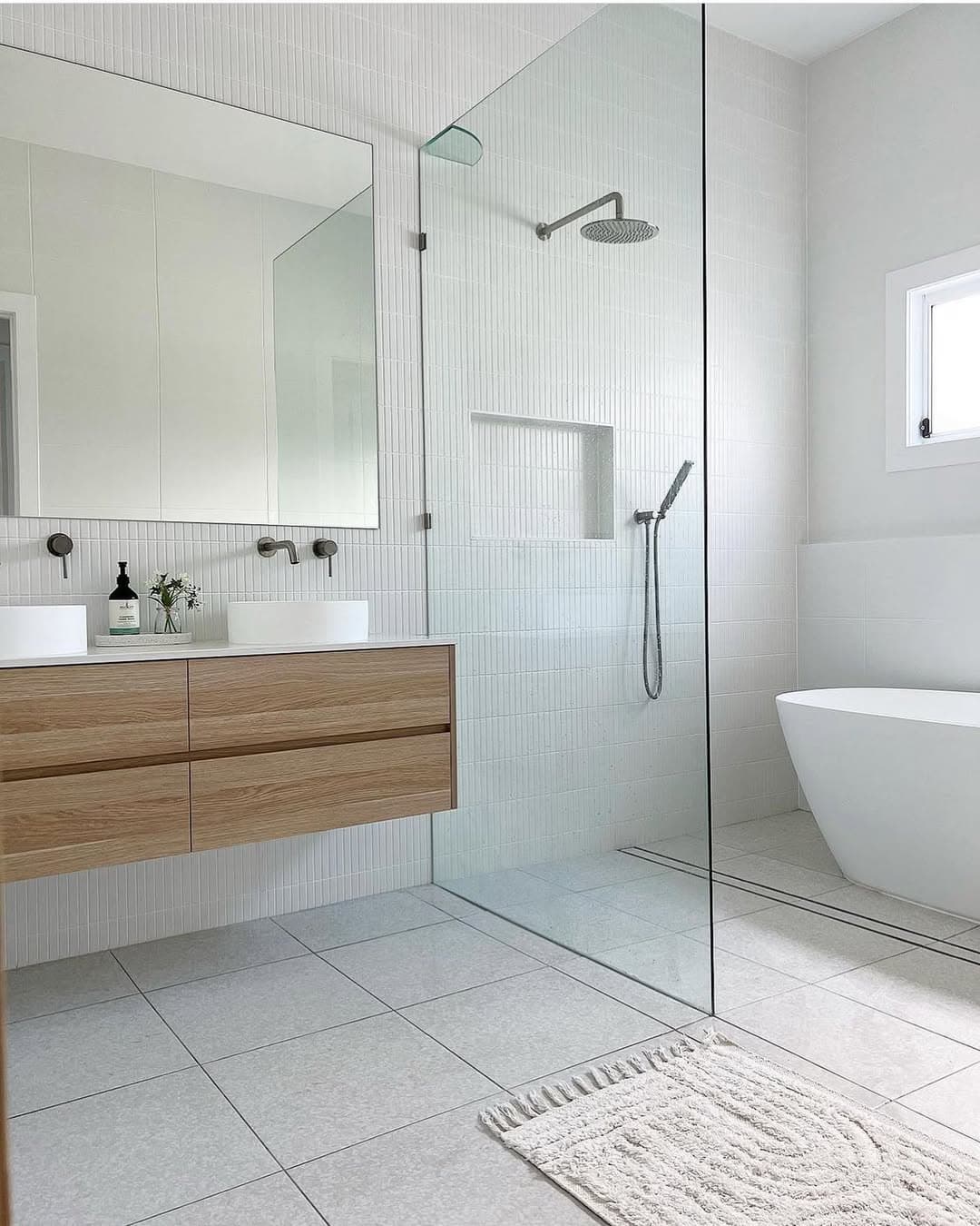 Modern Minimalist Bathroom Oasis